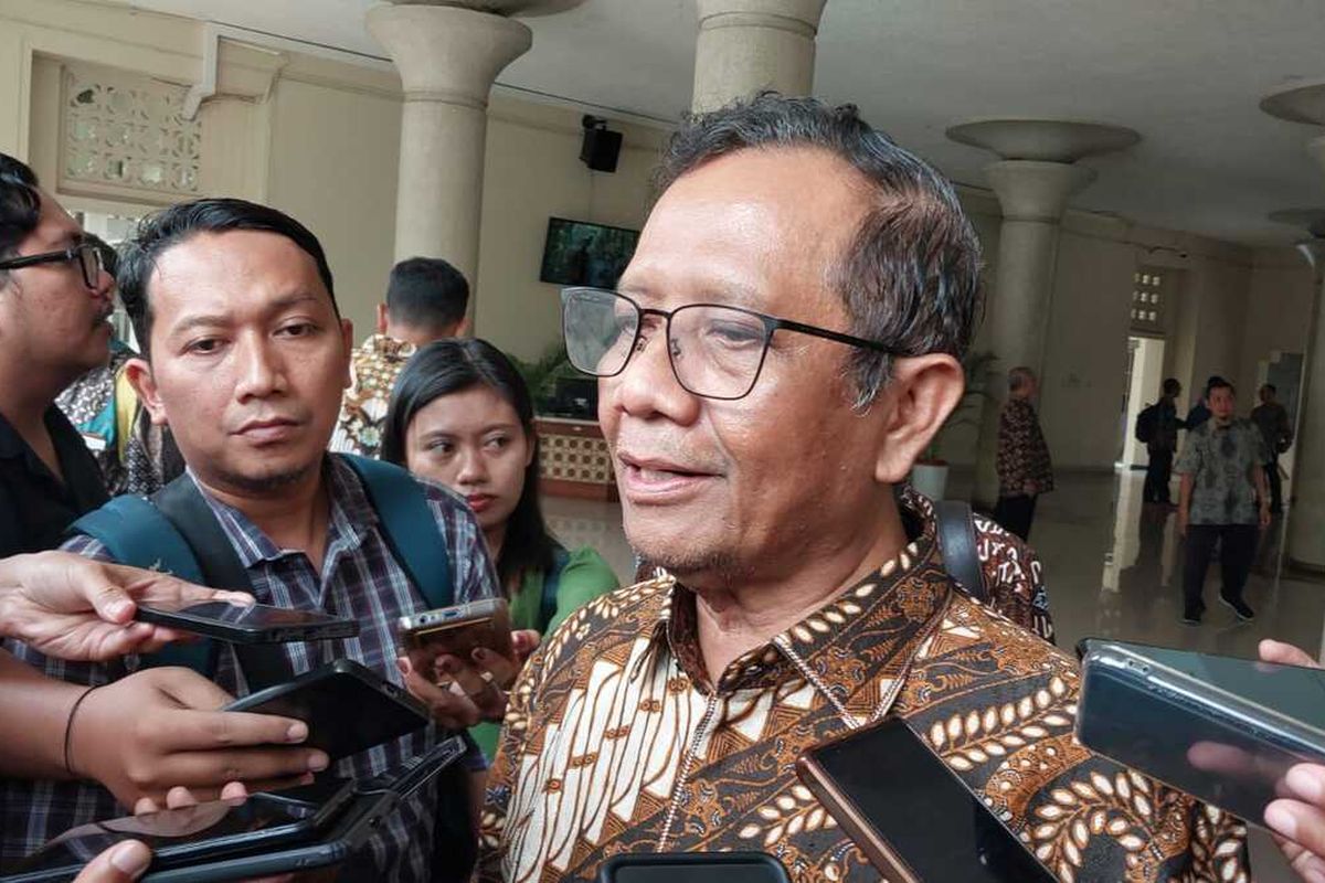 Pakar Hukum sekaligus Mantan Ketua Mahkamah Konstitusi (MK) Mahfud MD saat menemui wartawan di Balairung, UGM, Kamis (20/02/2025).(Foto: Kompas.com/ Yustinus Wijaya Kusuma)